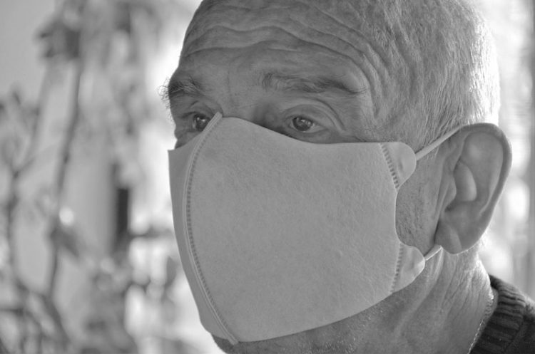 Los neumólogos advierten de que los enfermos respiratorios y crónicos deben llevar mascarilla