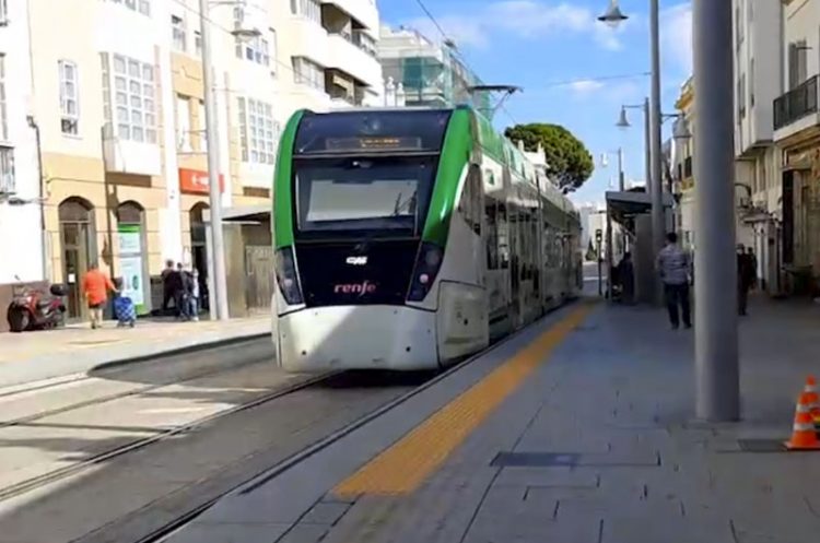 Aprender a convivir con el tranvía de la Bahía de Cádiz