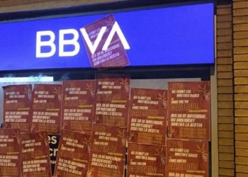 Amanecen señaladas numerosas sedes del BBVA en Catalunya