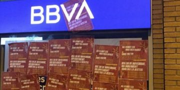 Amanecen señaladas numerosas sedes del BBVA en Catalunya