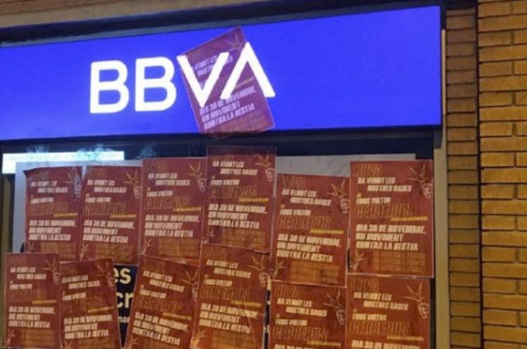 Amanecen señaladas numerosas sedes del BBVA en Catalunya