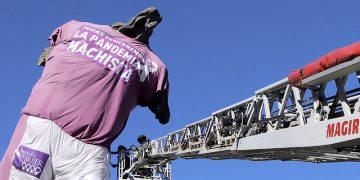 El Minotauro ya luce la camiseta morada contra la violencia de género