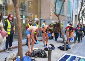 Sanitarios de Madrid protestan desnudándose contra su traslado al hospital de pandemias Marca Ayuso