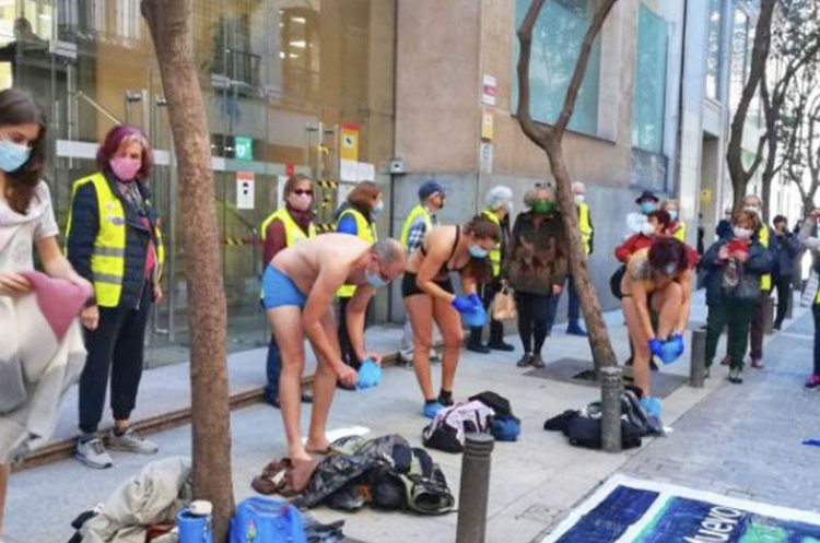 Sanitarios de Madrid protestan desnudándose contra su traslado al hospital de pandemias Marca Ayuso