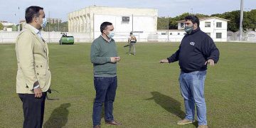 Se inicia la renovación del césped de La Juventud