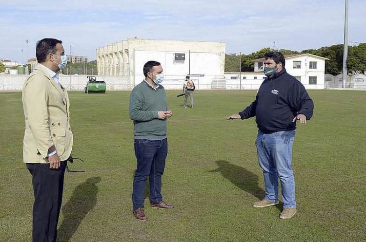 Se inicia la renovación del césped de La Juventud