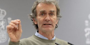 El Consejo General de colegios de médicos solicita el cese inmediato de Fernando Simón