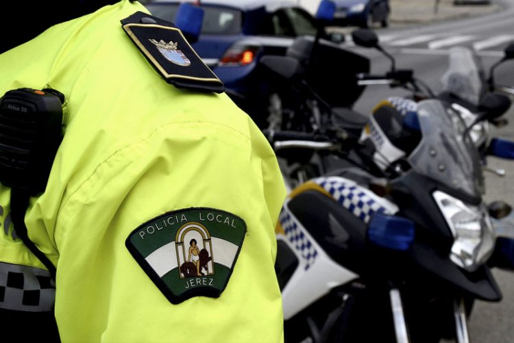 Devuelto a su propietario un sobre con unos 1.000 euros hallado en un centro comercial