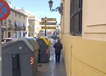Ganemos pide que se reubiquen los bidones de basura de la calle Cerrón en un lugar más adecuado