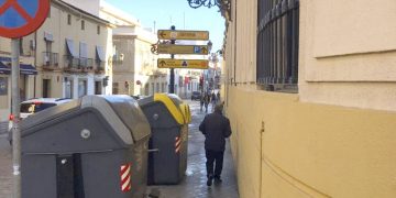 Ganemos pide que se reubiquen los bidones de basura de la calle Cerrón en un lugar más adecuado