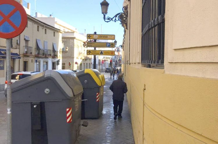 Ganemos pide que se reubiquen los bidones de basura de la calle Cerrón en un lugar más adecuado