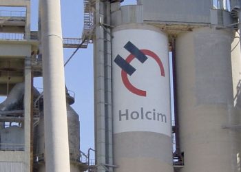 La fábrica de Holcim aporta más de 6.600 kilos de alimentos a la campaña de donaciones