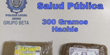 La Policía Local detiene a dos personas en el parking de un centro comercial con 300 gramos de hachís