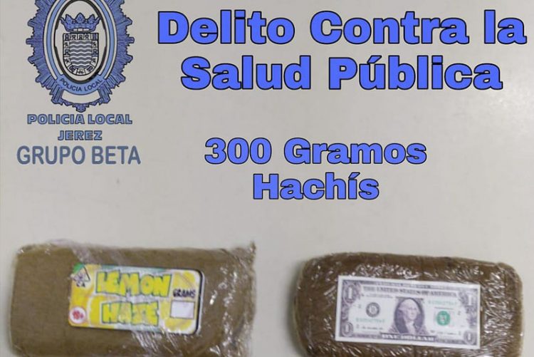 La Policía Local detiene a dos personas en el parking de un centro comercial con 300 gramos de hachís