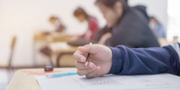 Exámenes presenciales y criminalización de la juventud: “Dicen que no nos contagiamos en las aulas, sino en los bares”