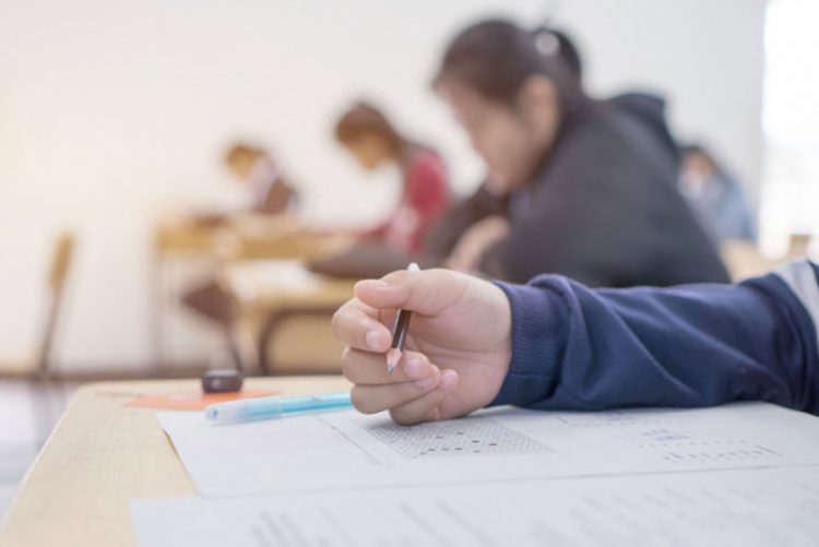 Exámenes presenciales y criminalización de la juventud: “Dicen que no nos contagiamos en las aulas, sino en los bares”