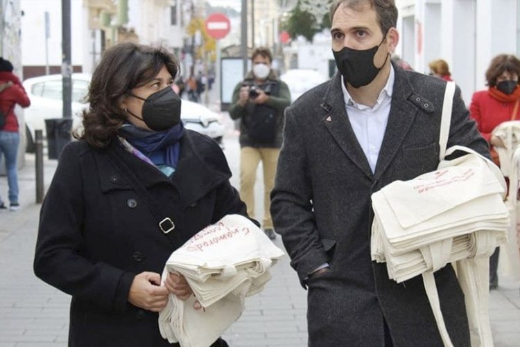 IU lleva a Diputación la difícil situación de la flor cortada en Chipiona y pide cooperación provincial en el diseño de un Plan Estratégico