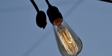 Negocio: El gobierno da mi vueltas a las tarifas de luz para no nacionalizar la energía