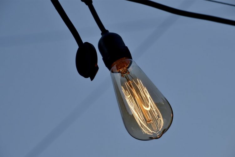 Negocio: El gobierno da mi vueltas a las tarifas de luz para no nacionalizar la energía