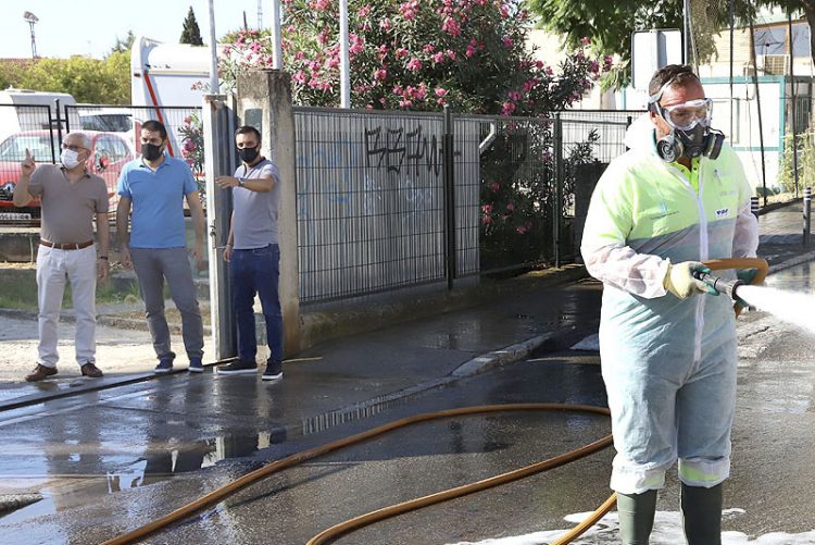 El Ayuntamiento refuerza la limpieza y desinfección de centros educativos con una partida de 338.966 euros hasta final de curso