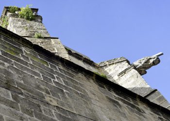 Urbanismo actúa en el desplome de una de las gárgolas de San Dionisio