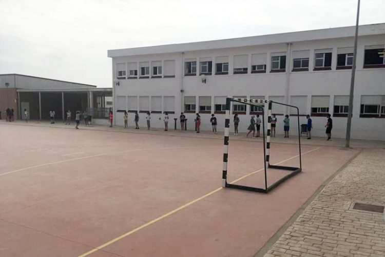 Profesores de Cádiz exigen el cierre de los centros educativos durante tres semanas