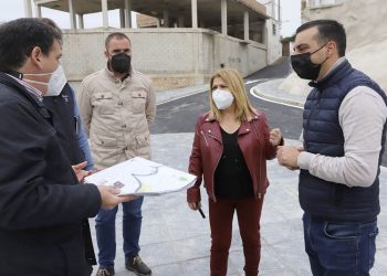 Se abre al tráfico de forma provisional el nuevo vial de la Hoyanca tras el derrumbe de la nave de Peugeot