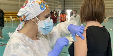 Se comienza a administrar las primeras vacunas COVID-19 a más de más de 7.050 profesionales de Educación de la provincia de Cádiz