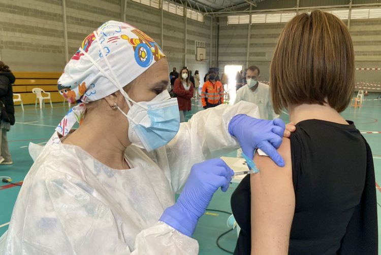 Se comienza a administrar las primeras vacunas COVID-19 a más de más de 7.050 profesionales de Educación de la provincia de Cádiz