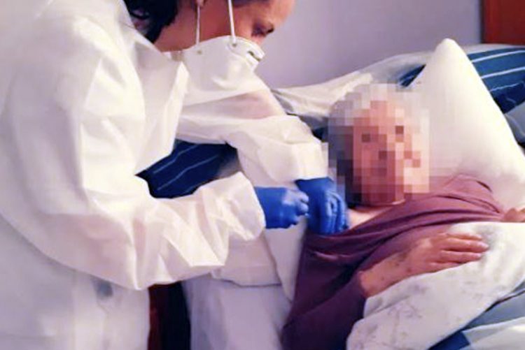 Comienza la vacunación de personas dependientes mayores de 80 años en sus domicilios