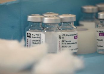 La Unión Europea avala la vacuna de AstraZeneca y descarta su relación con los casos de trombos