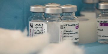 La Unión Europea avala la vacuna de AstraZeneca y descarta su relación con los casos de trombos