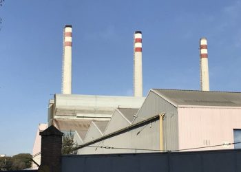 Ganemos quiere impulsar la protección del patrimonio industrial de Jerez empezando por las chimeneas de la extinta fábrica de botellas