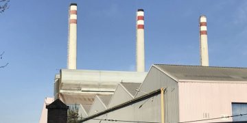 Ganemos quiere impulsar la protección del patrimonio industrial de Jerez empezando por las chimeneas de la extinta fábrica de botellas