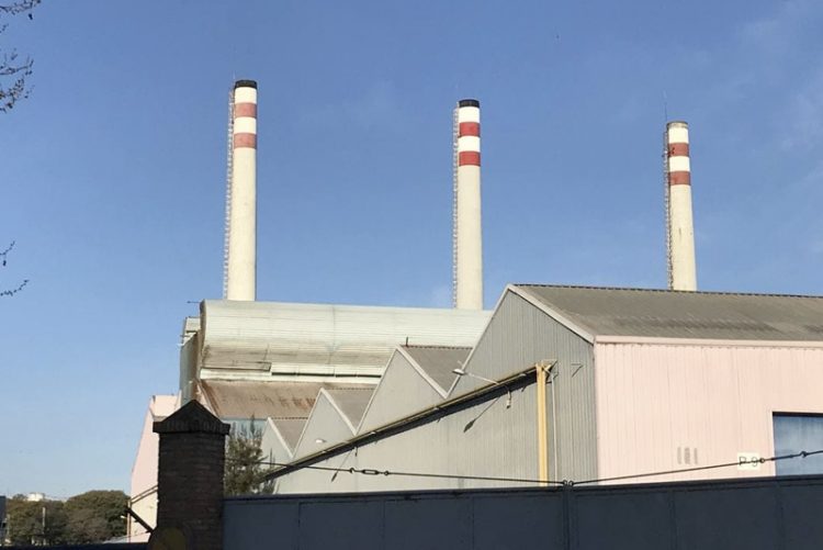 Ganemos quiere impulsar la protección del patrimonio industrial de Jerez empezando por las chimeneas de la extinta fábrica de botellas