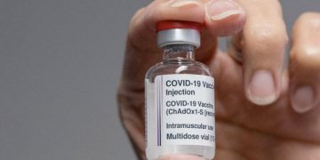 La OMS continúa recomendando la vacuna de AstraZeneca: sus beneficios contra el COVID19 superan los riesgos de trombosis