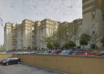 Comienzan las obras de arreglo del acerado en la calle Fraternidad, en la barriada de La Cartuja