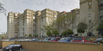 Comienzan las obras de arreglo del acerado en la calle Fraternidad, en la barriada de La Cartuja