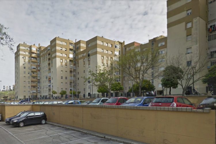 Comienzan las obras de arreglo del acerado en la calle Fraternidad, en la barriada de La Cartuja