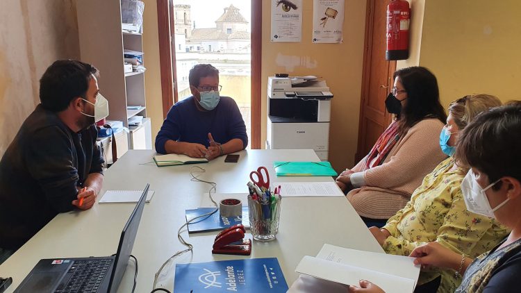 El Parlamentario José Ignacio García y Adelante Jerez presentan a FLAMPA Jerez la ley de bajada de ratios