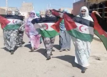 Un grupo de mujeres saharauis se manifiesta en la ciudad ocupada de Smara (Sáhara Occidental) para pedir el fin de la represión marroquí.