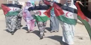 Un grupo de mujeres saharauis se manifiesta en la ciudad ocupada de Smara (Sáhara Occidental) para pedir el fin de la represión marroquí.