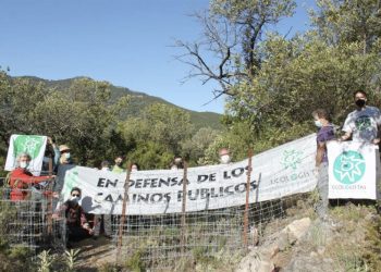 Guardas de la empresa Breña del Agua intentan impedir el paso por el camino público Benamahoma-Zahara