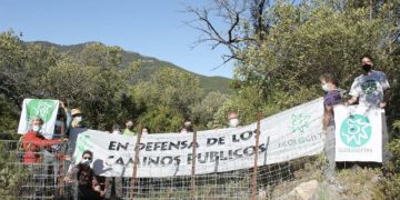 Guardas de la empresa Breña del Agua intentan impedir el paso por el camino público Benamahoma-Zahara