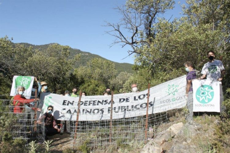 Guardas de la empresa Breña del Agua intentan impedir el paso por el camino público Benamahoma-Zahara