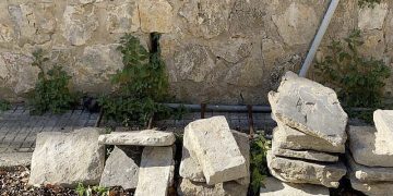 Recuperadas una veintena de losas de Tarifa sustraídas de varias calles del centro histórico