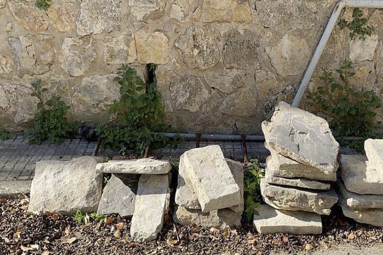 Recuperadas una veintena de losas de Tarifa sustraídas de varias calles del centro histórico