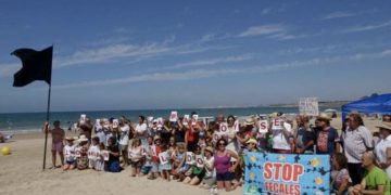 Ecologistas en Acción resalta la insolvencia de los galardones «Banderas azules»