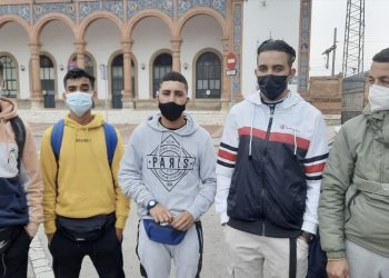 Una vez más un grupo de chicos extranjeros se quedan en la calle por no haber plazas para ellos en el Albergue Municipal de Jerez, sito en la calle Cantarería