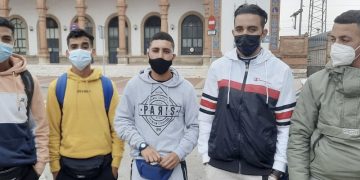 Una vez más un grupo de chicos extranjeros se quedan en la calle por no haber plazas para ellos en el Albergue Municipal de Jerez, sito en la calle Cantarería